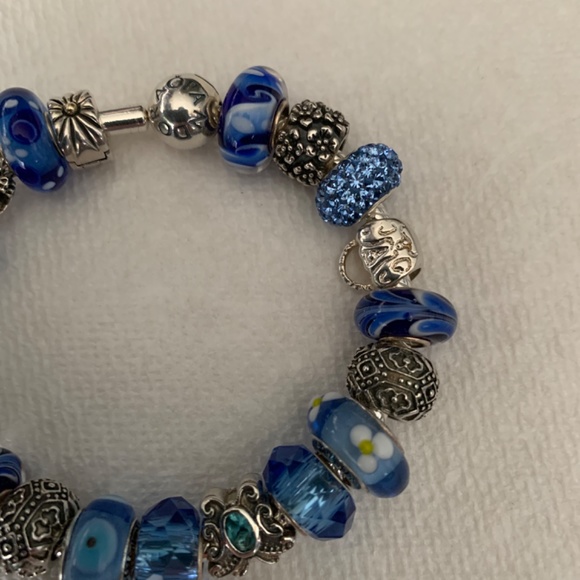 Authentic Pandora sterling silver bracelet with genuine sterling silver beads - Picture 3 of 7